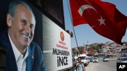 Pendukung Muharrem Ince, tampak dalam gambar sebelah kiri, oposisi utama dan kandidat presiden Turki dari Partai Rakyat Republik, melambaikan bendera Turki dalam sebuah rapat akbar di Istanbul, Turki, 16 Juni 2018 (foto: AP Photo/Lefteris Pitarakis)