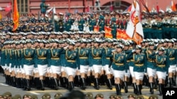 2020年6月24日俄羅斯舉行紀念反法西斯戰爭勝利75週年閱兵，俄羅斯女兵列隊走過莫科紅場。（美聯社）