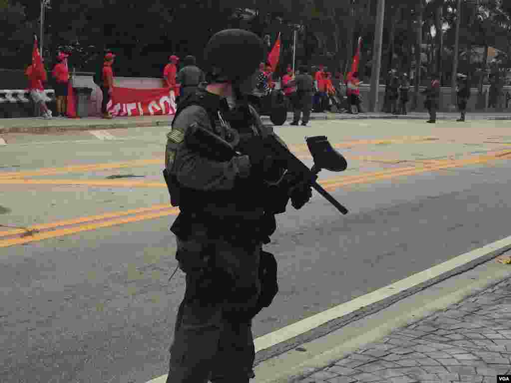 防爆警察與聚集在習近平下塌酒店附近的人群