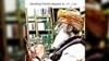سوشل میڈیا پر مولانا فضل الرحمن کی اس طرح کی ایک تصویر ٹرینڈ کر رہی ہے۔