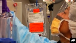 Perawat menyiapkan kantung obat kemoterapi untuk pasien kanker hati di National Institutes of Health di Bethesda, Maryland. (Foto: Dok)