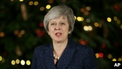 PM Inggris, Theresa May, mengeluarkan sebuah pernyataan di luar kantornya di 10 Downing Street, London, Rabu, 12 Desember 2018 (foto: AP Photo/Tim Ireland)