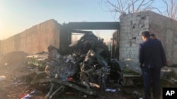 Puing-puing pesawat Ukraina yang mengalami kecelakaan di daerah pinggiran Kota Teheran, Iran, 8 Januari 2020. (Foto: AP)