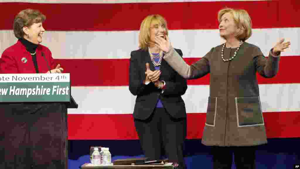 Hillary Rodham Clinton, à droite, réagit pendant qu’elle est présentée par le sénateur américain Jeanne Shaheen, DN.H., extrême gauche, et le gouverneur Maggie Hassan, DN.H., alors qu’ils sortent du centre de vote rallye, dimanche, 2 novembre 2014 à Nashua, NH (AP Photo / Jim Cole)