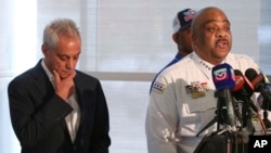 Kepala Kepolisian Chicago Inspektur Eddie Johnson berbicara dalam konferensi pers ditemani oleh Wali Kota Rahm Emanuel di Chicago, 6 Agustus 2018.
