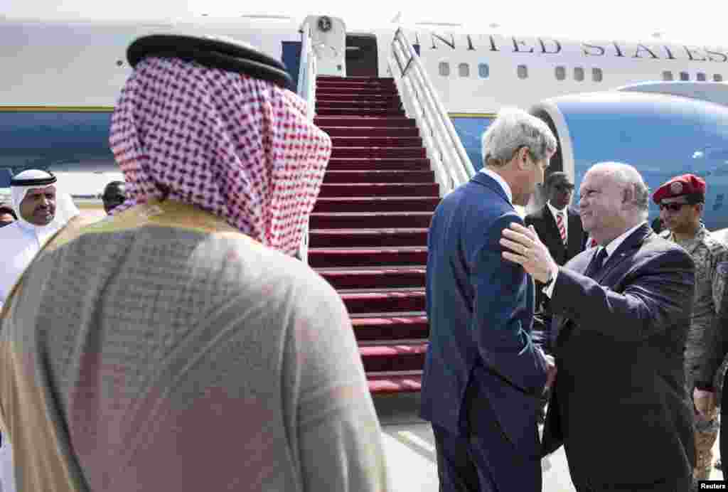 Menteri Luar Negeri Amerika Serikat John Kerry (tengah) berbicara dengan Duta Besar AS untuk Arab Saudi, Joseph W. Westphal, sebelum naik pesawat di Bandar Udara Internasional King Abdulaziz di Jeddah (12/9). (Reuters/Brendan Smialowski)