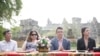 លោក លី វណ្ណា ប្រធាននាយកដ្ឋានអភិរក្សប្រាសាទក្នុងឧទ្យានអង្គររបស់អាជ្ញាធរអប្សរា អ្នកស្រី Lisa Ackerman ប្រធាននាយកប្រតិបត្តិមូលនិធិប្រាសាទពិភពលោក និងលោក Martin Perschler ប្រធានគម្រោងមូលនិធិឯកអគ្គរដ្ឋទូតសម្រាប់អភិរក្សវប្បធម៌ ចូលរួមក្នុងពិធីចុះហត្ថលេខាផ្តល់ជំនួយសម្រាប់អភិរក្សភ្នំបាខែងកាលពីថ្ងៃទី១២ ខែធ្នូ ២០១៧ នៅខេត្តសៀមរាបប្រទេសកម្ពុជា។ (ទុំ ម្លិះ/VOA) 