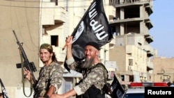 Des combattants du groupe Etat islamique à Raqa, le 30 juin 2014. (REUTERS/Stringer)