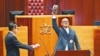 社福界立法會議員邵家臻手持佔中道具鈴鼓宣誓（蘋果日報圖片）
