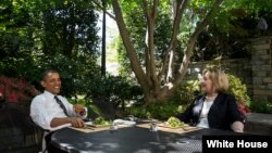 Barack Obama y Hillary Clinton tuvieron un almuerzo privado en la Casa Blanca. Este martes la ex secretaria de Estado desayuna con el vicepresidente Joe Biden.