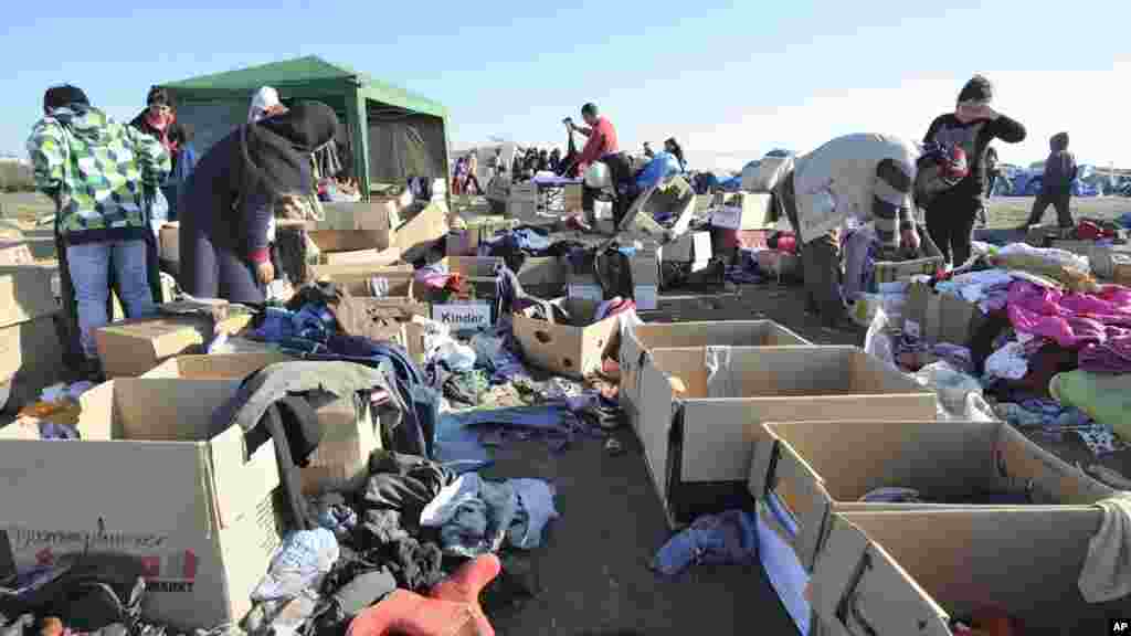 Des organismes de bienfaisance sont présents dans le centre d'accueil près du village frontalier de Roszke, à 180 km au sud-est de Budapest, Hongrie.