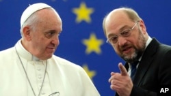 Le Pape François (à g.), conférant avec le président du parlement européen, Martin Schulz, à Strasbourg (AP)
