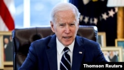 FOTO DE ARCHIVO: El presidente de Estados Unidos, Biden, firma el Plan de Rescate de Estados Unidos en Washington D.C.