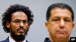 Ahmad Al Mahdi Al Faqi, à gauche, fait son entrée au tribunal lors de sa comparution initiale devant la Cour pénale internationale à La Haye, Pays-Bas, 30 septembre 2105