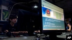 中國網吧的電腦顯示屏上有警方關於正確使用互聯網的通知（2013年8月19日）