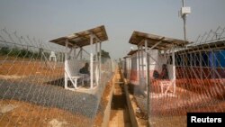 Un patient souffrant du virus à Ebola parlant à un membre de sa famille depuis une zone de confinement près de Freetown, en Sierra Leone (Reuters)
