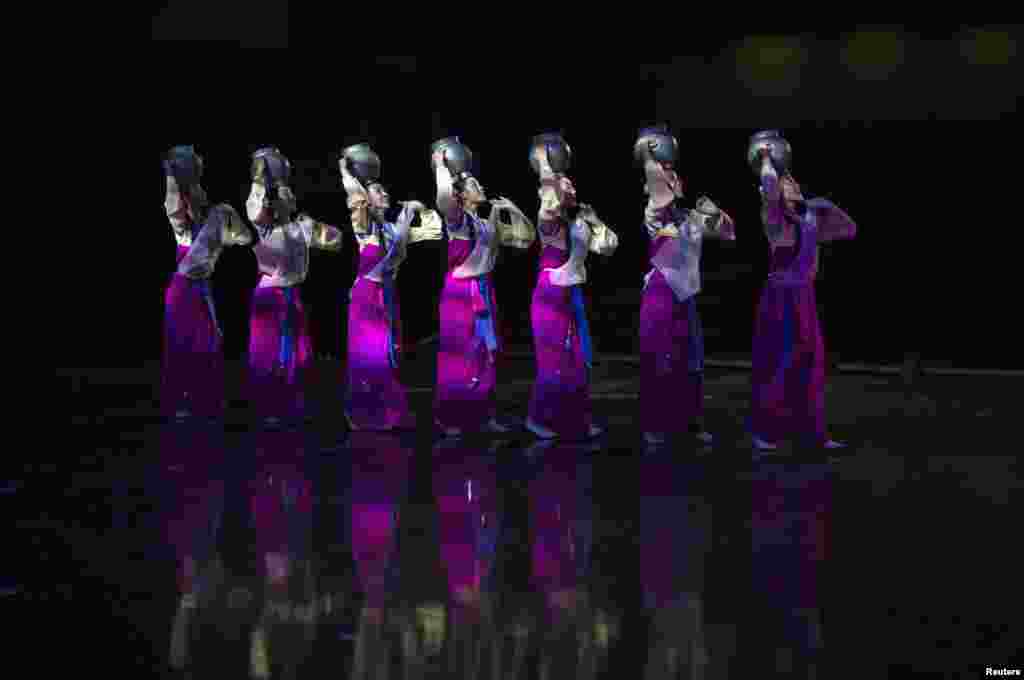 Para artis penari dari Korea Utara melakukan latihan tarian "Azalea" di panggung dalam Festival Seni Asia di kota Kunming, provinsi Yunnan, China.