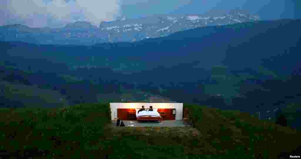 Sejoli Raphael dan Mirjam berpose sebagai "tamu pertama" di kamar tidur Null-Stern-Hotel (Hotel berbintang "0") sebuah karya seni oleh seniman Swiss Frank dan Patrik Riklin, di gunung Saentis dekat kota Gonten, Swiss.