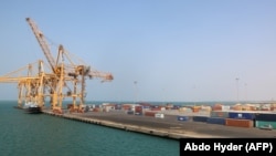 Le port de Hodeida sur la mer Rouge tenu par les rebelles yéménites