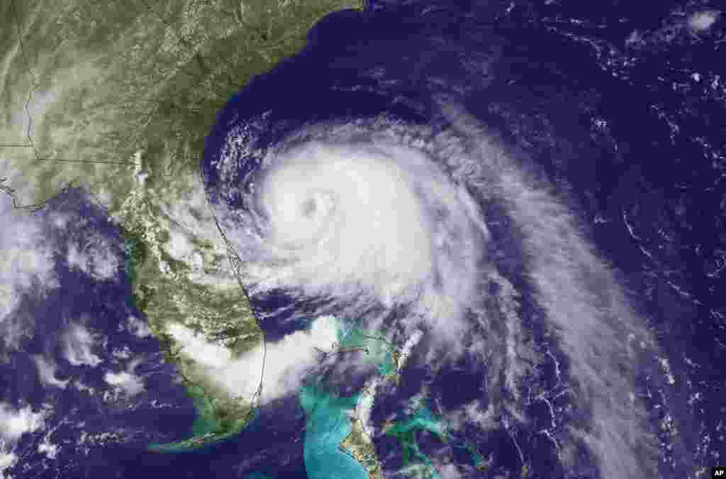 Gambar satelit yang dikeluarkan Badan Nasional Kelautan dan Atmosferik (NOAA) menunjukkan badai tropis Arthur bergerak ke utara dari pesisir timur Florida (2/7). (AP/NOAA)