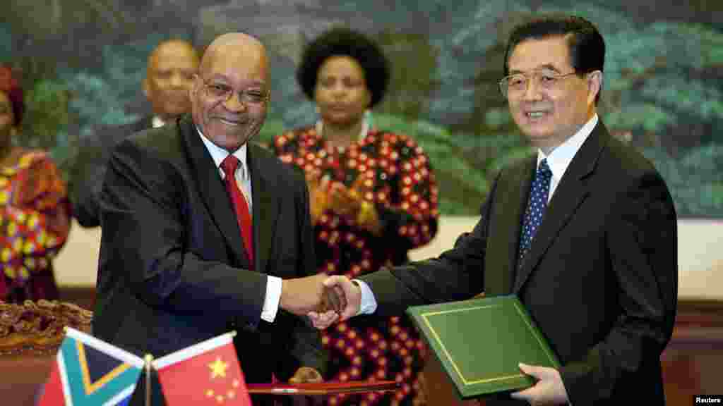 Le président sud-africain Jacob Zuma et son homologue chinois Hu Jintao se serrent la main à Pékin, 24 août 2010. 