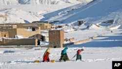 Perempuan Afghanistan menarik kontainer air di pinggiran Kabul, 9 Januari 2014. 