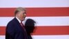 El presidente Donald Trump llega a una mesa redonda celebrada en la Iglesia de Gateway, en Dallas, Texas, el 11 de junio de 2020.