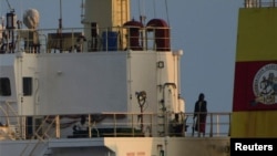 Orang-orang bersenjata berdiri di atas kapal kargo curah berbendera Malta, Ruen, yang dibajak oleh perompak Somalia, dan dicegat oleh Angkatan Laut India di laut, dalam foto yang dirilis pada 16 Maret 2024. (Foto: Juru Bicara Angkatan Laut via X via Reuters)