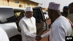 Le Premier ministre malien Soumeylou Boubeye Maiga serre la main du maire de Mopti lors de sa visite dans la région centrale du Mali, le 14 octobre 2018.