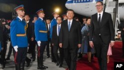 中国国家主席习近平2024年5月7日晚间抵达贝尔格莱德，塞尔维亚总统亚历山大·武契奇（Aleksandar Vucic）亲自到机场迎接。 （塞尔维亚总统新闻室照片）