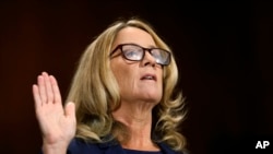 Christine Blasey Ford polaže zakletvu pred Odborom za pravosuđe u Senatu