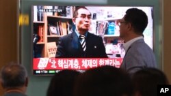 La televisión surcoreana muestra un video de archivo con la imagen de Thae Yong-ho, el diplomático norcoreano que desertó en Londres.