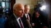 Menteri Pertahanan AS James Mattis (tengah) mendengarkan Senator John McCain (kiri) berbicara kepada media setelah pertemuan di Capitol Hill, Washington, 20 Oktober 2017. (Foto: AP/dok) 