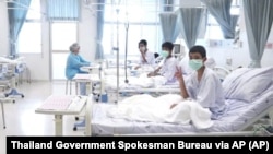 Foto yang diambil dari video yang dirilis oleh pemerintah Thailand ini menampilkan tiga anak laki-laki dari 12 yang berhasil diselamatkan dari kecelakaan gua di Mae Sai, provinsi Chiang Rai, kawasan utara Thailand, terlihat mulai pulih dan duduk di tempat tidur rumah sakit. (Foto: dok).