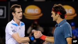 Roger Federer (Suisse, gauche) et Andy Murray, Opens d'Australie, Melbourne, le 22 janvier 2014. (AP Photo/Andrew Brownbill)
