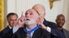 ARCHIVO - El presidente de Estados Unidos, Joe Biden, entrega la Medalla Presidencial de la Libertad al chef y jefe de World Central Kitchen, José Andrés, en la Sala Este de la Casa Blanca, en Washington, Estados Unidos, el 4 de enero de 2025.