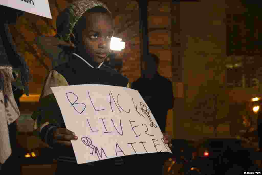 "As vidas dos negros contam". Manifestantes protestaram em Washington DC na noite de Terça-feira, 25 Nov. 2014