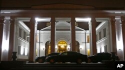 Kendaraan limousin terlihat parkir di depan gedung pemerintah saat berlangsungnya pembicaraan perdamaian untuk krisis Ukraina di Minsk, Belarus (24/12).