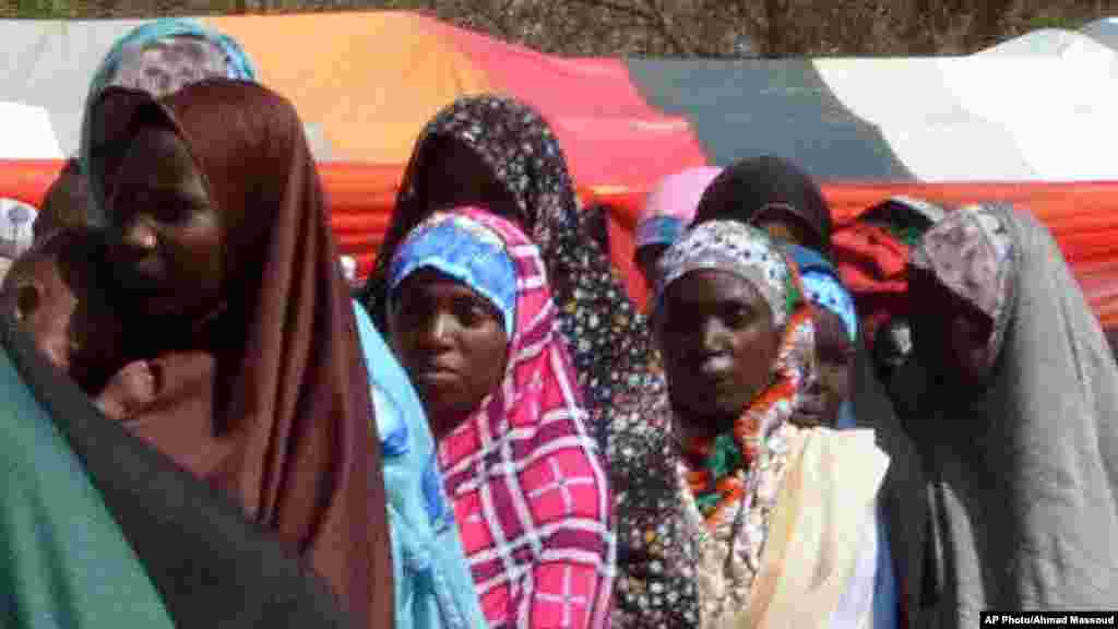 Rundunar sojojin Najeriya ta saki mutane 180 wadanda ta tsare har na tsawon shekaru 2 bisa zargin cewa 'yan kungiyar Boko Haram ne. Wadanda aka sako litinin a Maiduguri, babban birnin jihar Borno, sun hada da mazaje da mata dauke da jarirai da yara kanana.