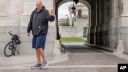 Senator John Fetterman na Capitol Hillu, 17. aprila 2023.