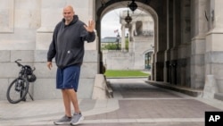 Le Sénateur de Pennsylvanie John Fetterman est connu pour sa préférence pour les sweat-shirts et les shorts amples.