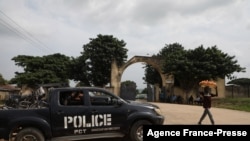 Un camion de police est stationné devant la porte des quartiers du personnel de l'Université d'Abuja où des hommes armés inconnus ont enlevé deux professeurs d'université, des conférenciers et des membres de leur famille à Abuja, au Nigeria, le 2 novembre 2021.
