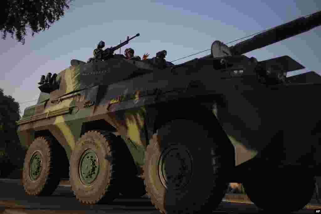 Un convoi des militaires sénégalais se dirige vers la frontière Gambie dans le village de Karang, Sénégal, 19 janvier 2017.