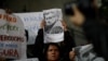 Una mujer sostiene la fotografía del periodista mexicano Luis Martín Sánchez Íñiguez, de 59 años durante una protesta para exigir justicia por su asesinato, afuera del edificio de la Secretaría de Gobernación en la Ciudad de México, México el 10 de julio de 2023.