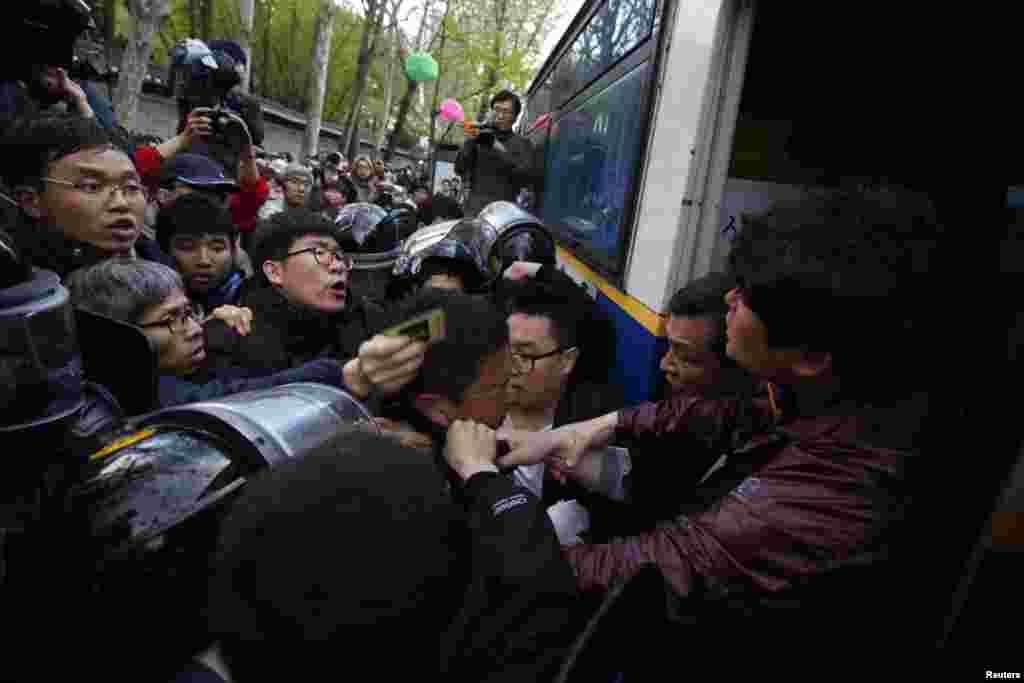 Cənubi Koreyanın Seul şəhərində 1 May yürüşləri zamanı polis etirazçıları həbs etməyə çalışıb. 1 may, 2013.