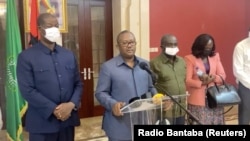 Le président de la Guinée-Bissau, Umaro Sissoco Embalo, s'adresse aux médias à Bissau, en Guinée-Bissau, le 1er février 2022.
