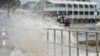 Las olas impulsadas por los vientos de la tormenta tropical Debby rompen sobre el malecón en Cedar Key, Florida, el 4 de agosto de 2024.