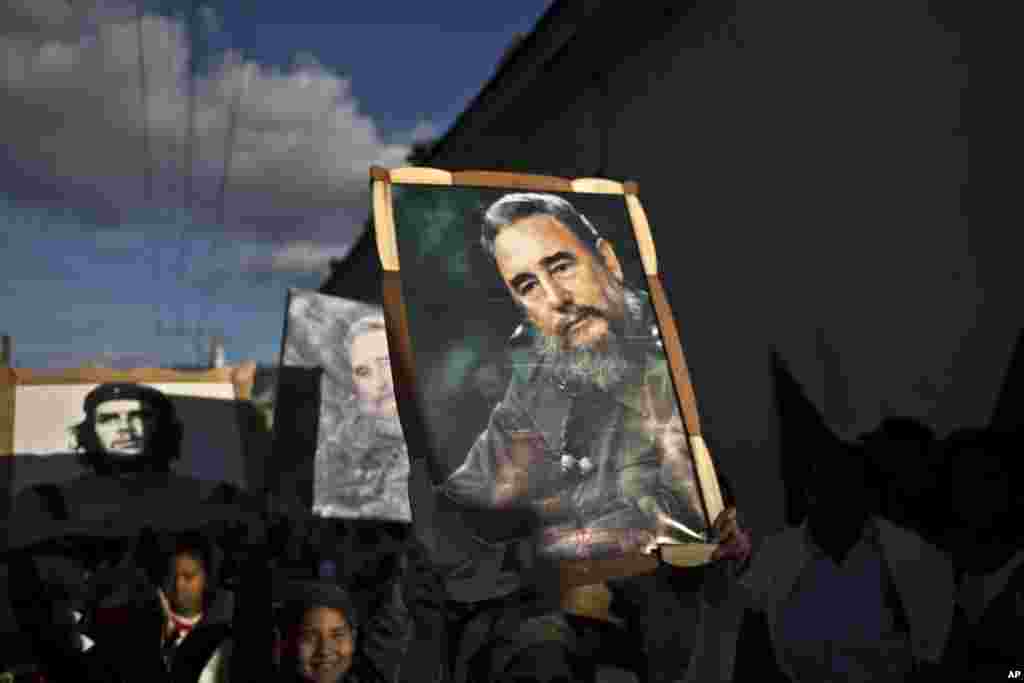 Des enfants portent des images de Fidel Castro et de Che Guevara lors d’une caravane marquant le 56ème anniversaire du triomphe de Castro et son armée, à Regla, Cuba, le 8 janvier 2015.