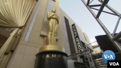 La noche de los Oscars, transmitida desde el teatro Dolby de Los Ángeles, no tendrá un anfitrión por segundo año consecutivo. 