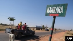 Un panneau routier de la ville de Kankara, après que des hommes armés aient enlevé des étudiants de l'école des sciences du gouvernement, à Kankara, dans le nord-ouest de l'État de Katsina, au Nigéria, le 15 décembre 2020.